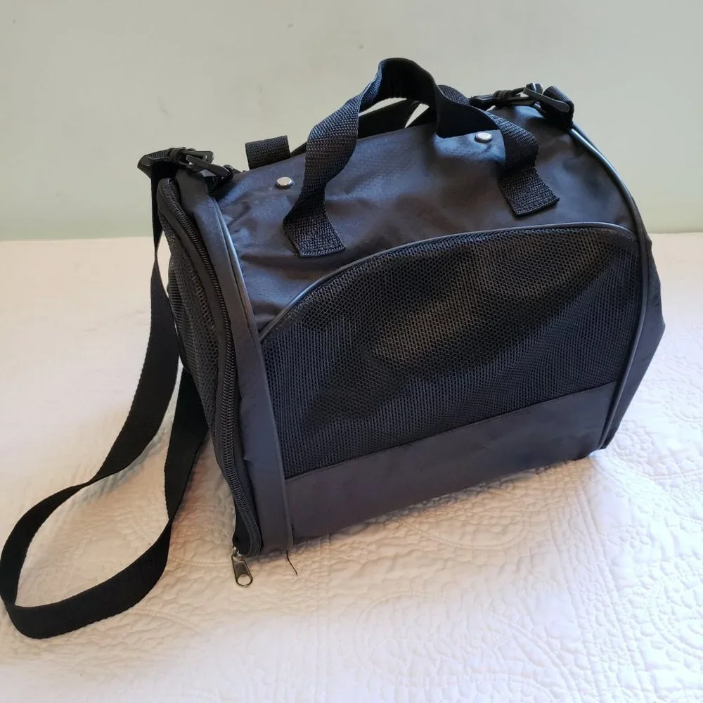 NWOT Pet Carrier Approximate Measurements: L 12